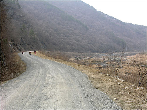 저리소산 강변 길에 겨우내 얼어붙었던 얼음들, 봄비에 녹아 내리면 마을 사람들은 장천선길(장산리와 천담리를 잇는 길)을 따라 5~6㎞씩 걷는다. 